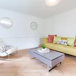 6 Swan Court